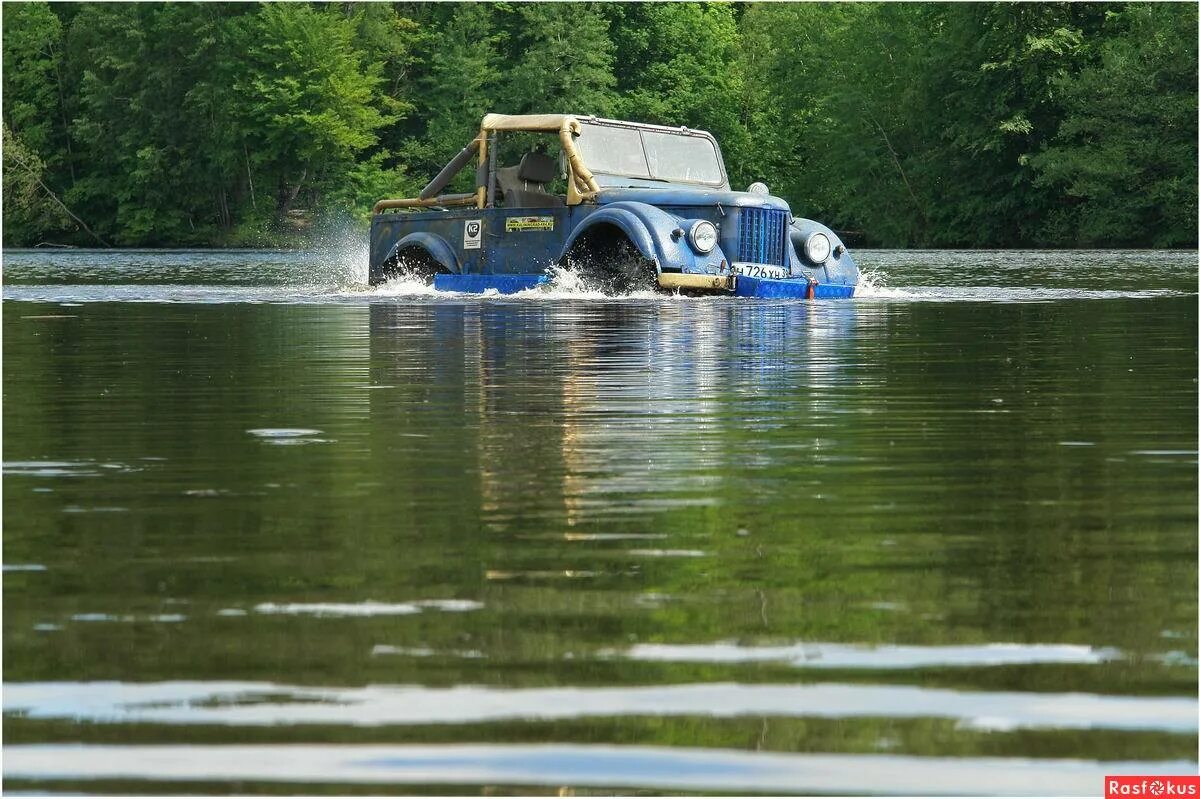 машина попала в воду для презентации. авто в брод. брод. автомобил преодоление водных препятствий. доска с мотором для преодоления водных преград.