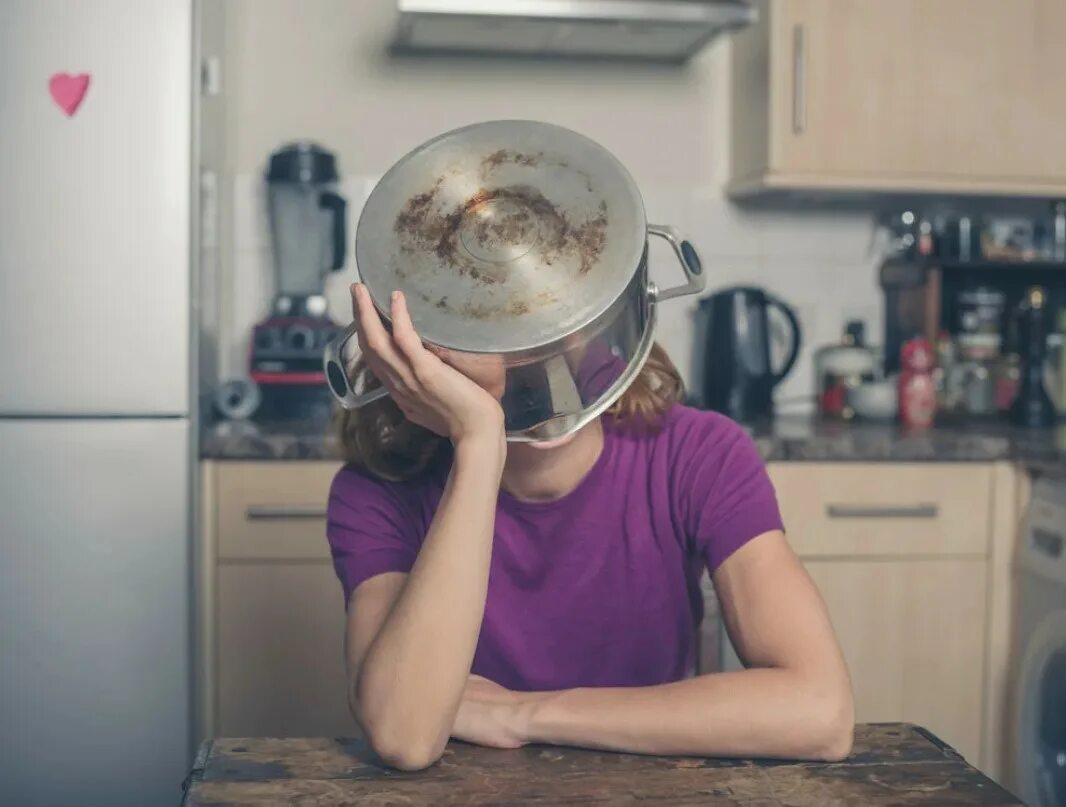 Два два два кастрюле голова. Два два два кастрюле голова. Два два два кастрюле голова. Чел с кастрюлей на голове. Кастрюлька на голове.