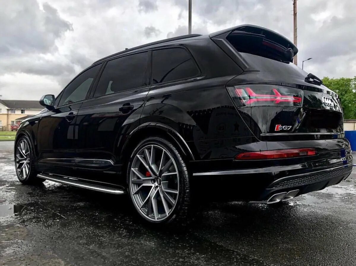 Диски q7 4m. Диски Ауди q7 r22. Audi q7 4m r22. Audi q7 Black r22. Audi q7 r21 Black.