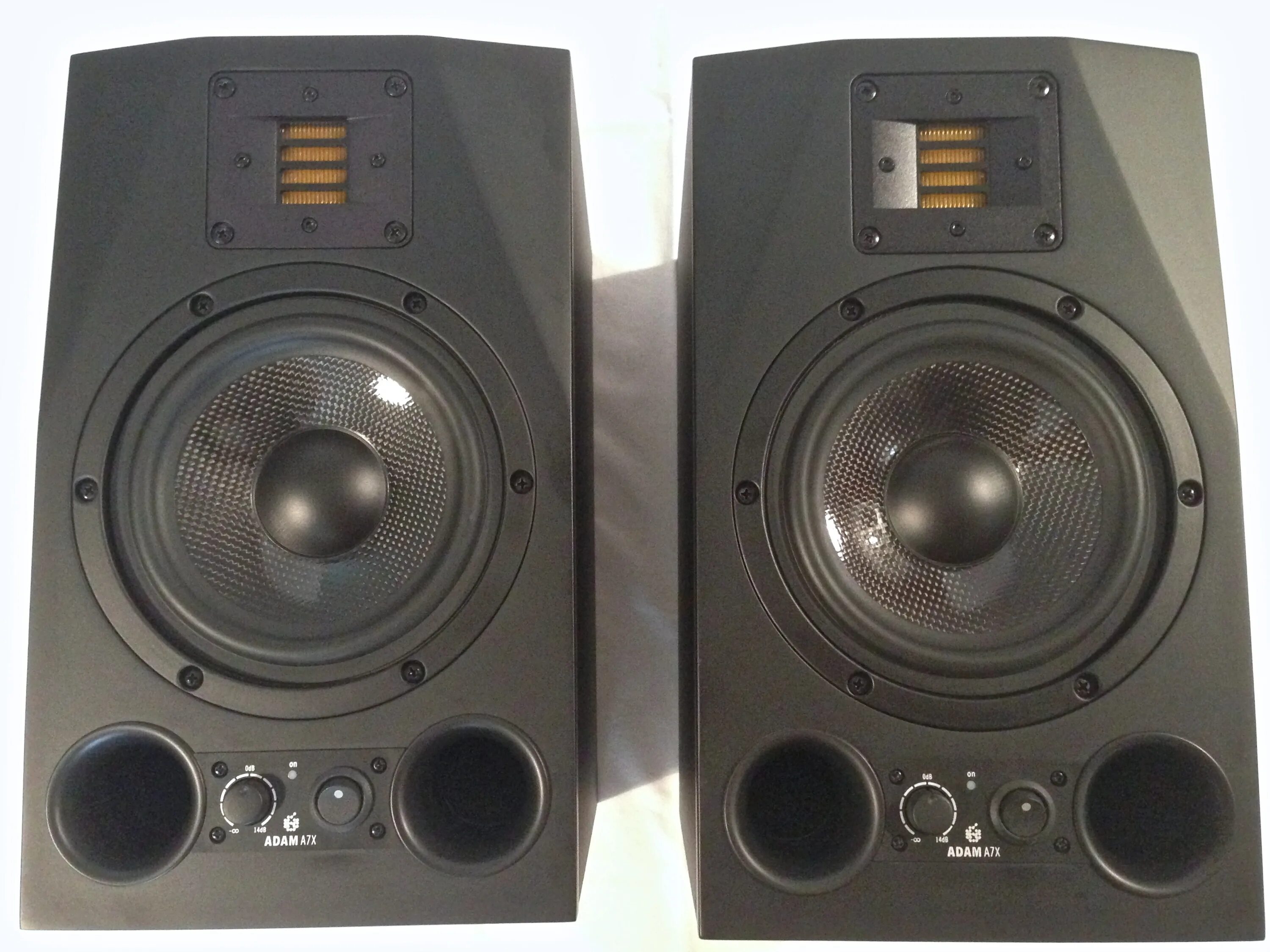 Adam a8x. Колонки adam a7x. adam а7х студийные мониторы. adam a7x ачх. монитор adam a8x.