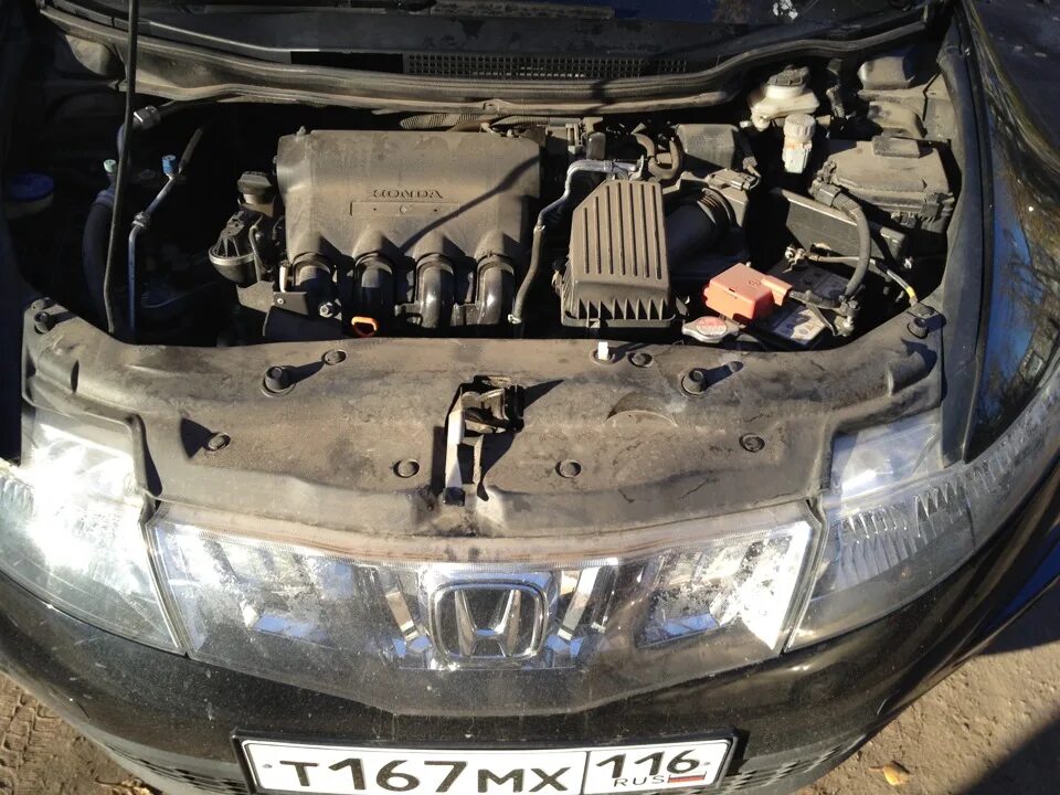 Открыть капот honda. Открыть капот honda. Капот хонда цивик 5д. Honda civic 2000г замок капота. Открыть капот honda.