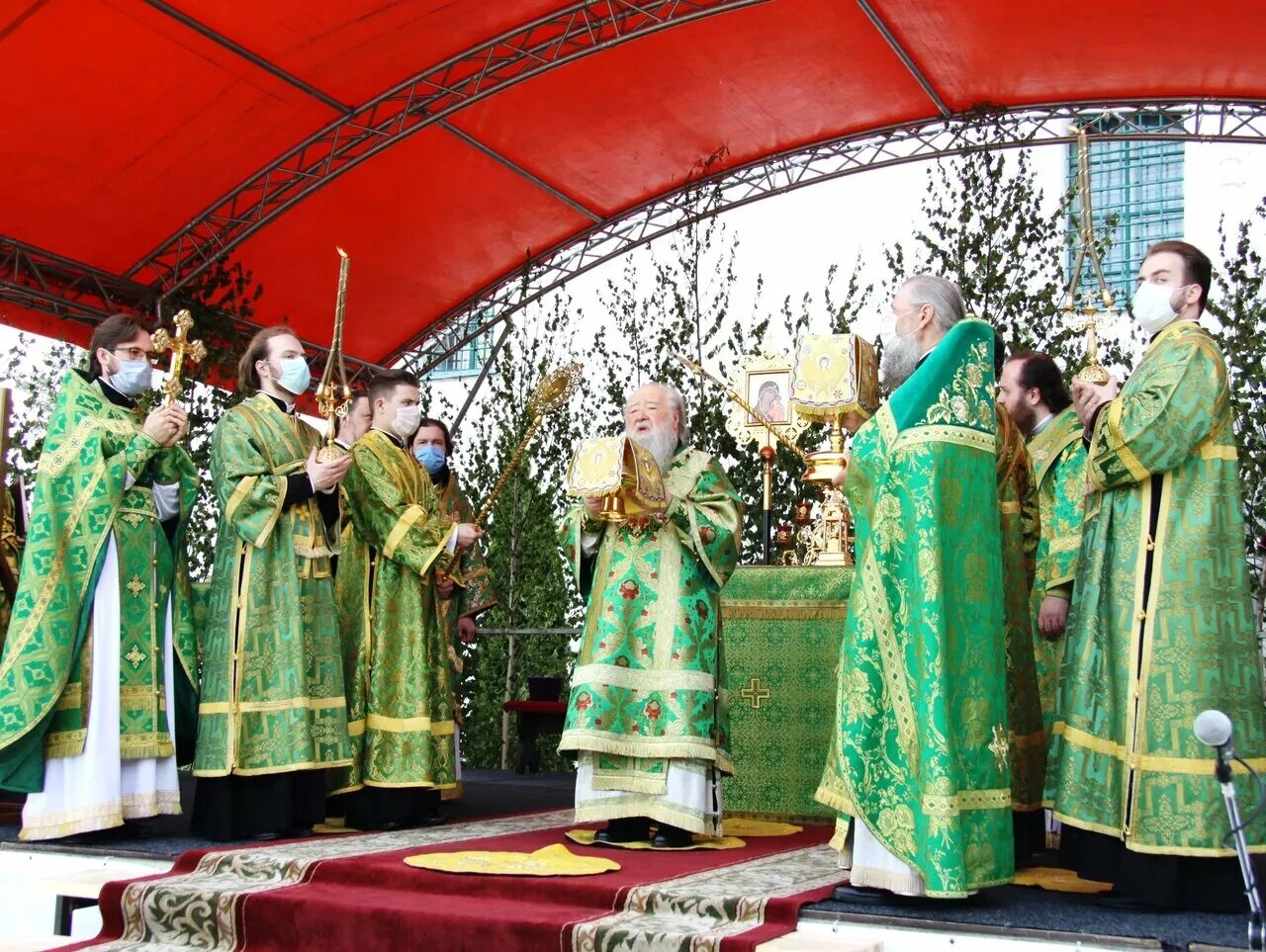 Украсить храм на троицу. Собор «белая троица» (троицкая церковь в затьмачье). Троица богослужение. Богослужение на троицу в храме. Томск свято троицкая.