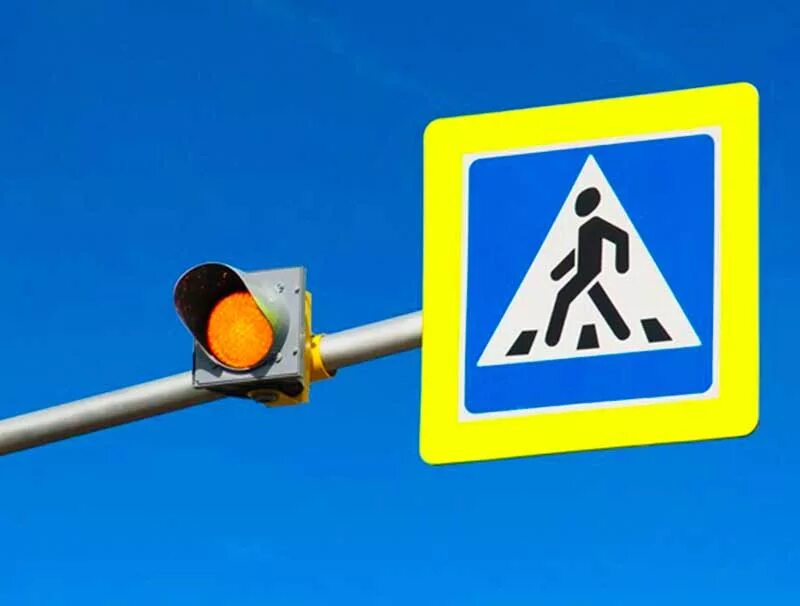 желтый сигнал светофора на пешеходном переходе. жёлтый мигающий сигнал светофора. мигание желтого сигнала светофора. желтый светофор. транспортный светофор т7.
