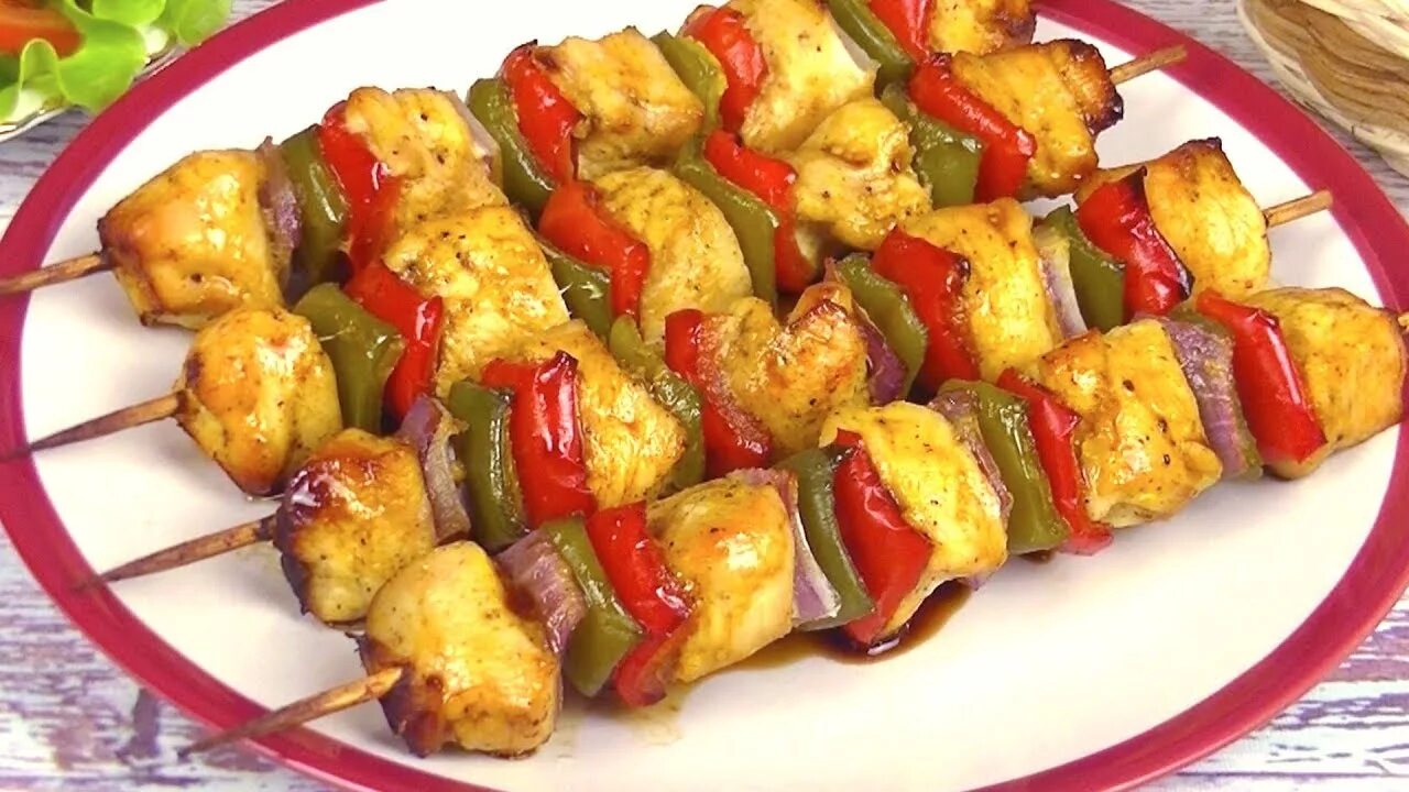Как приготовить куриный шашлык. Мини шашлычки на шпажках в духовке из курицы. шашлык из филе курицы в духовке на шпажках. шашлычки еа шпажке в духовкн. куриные щпшлычки на шпажке в духовке.