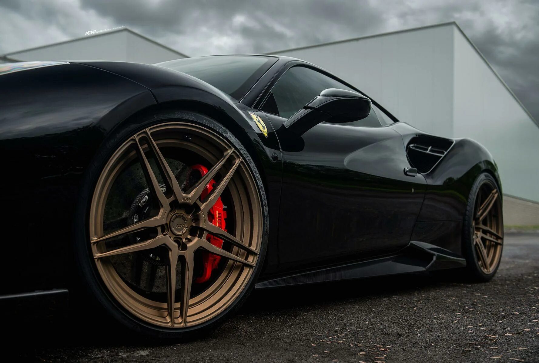 Черный цвет дисков. Бронзовые диски ferrari. бронзовые диски на черной машине. диски цвета бронза на черной машине. золотые диски на черной машине.