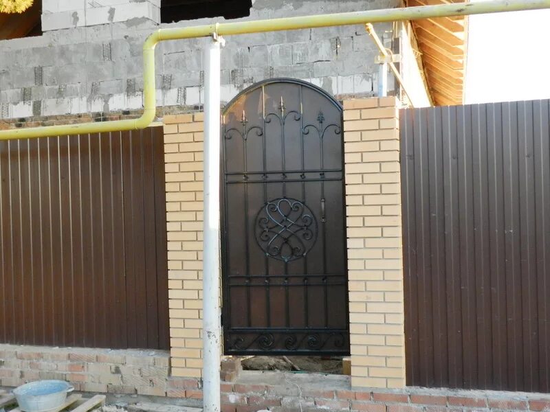 Через калитку