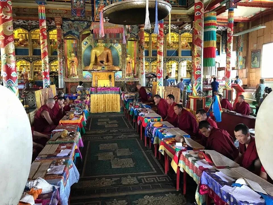 Буддийский молебен. Буддийские молитвы текст. Буддийский молебен. Буддийский молебен. Буддизм тхеравада /хинаяна будда.