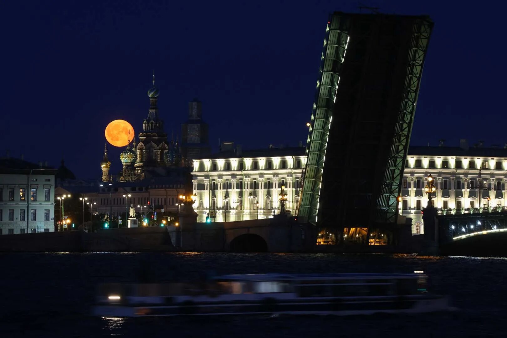 Луна в Санкт-Петербурге. Небо Питера ночью. Луна над Питером. Красная Луна над Питером.