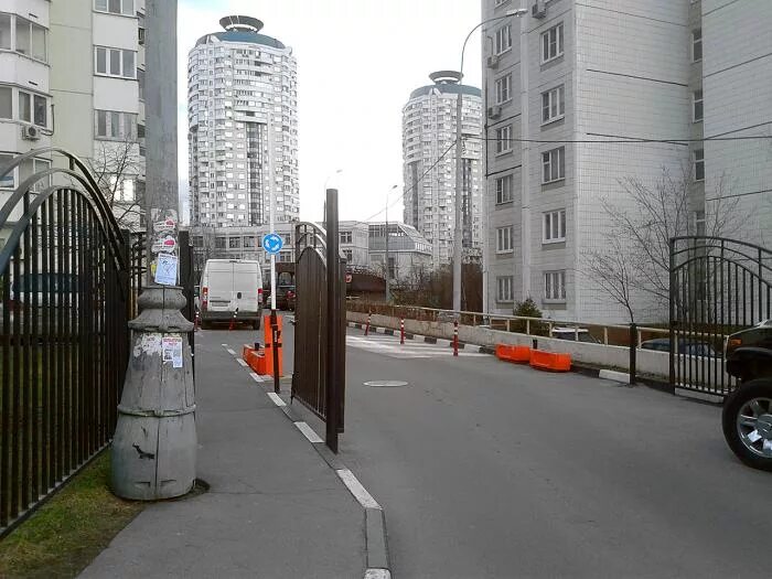 Шлагбаум ТСН. Кладбища Москвы со шлагбаумом. Ул. Удальцова, вл50с1. Маломосковская 6. Москва маломосковская улица 1