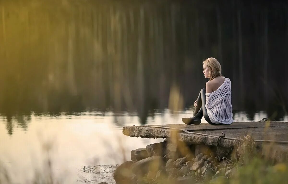 Клава была простая добрая умелая одинокая девушка. Это одиночество. Уединение с природой. Одинокая девушка. Девушка у реки.
