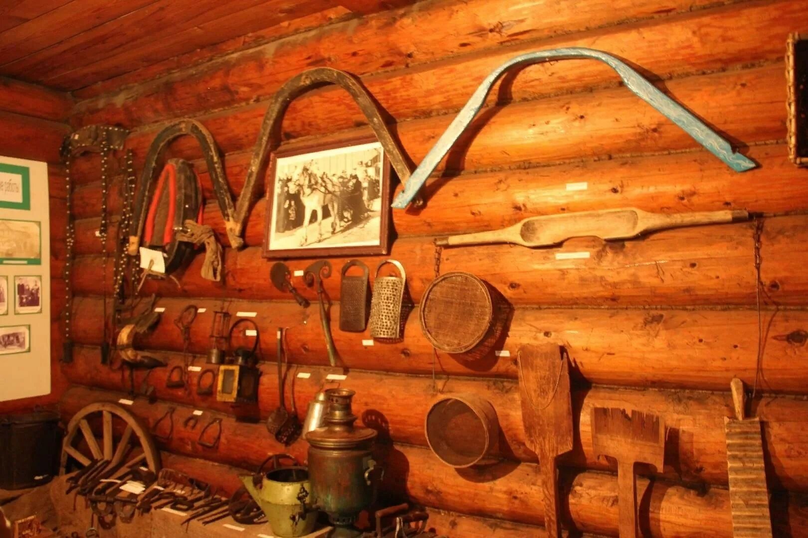 Старые предметы быта. Музей крестьянского быта село красное. старинные предметы быта. старинные бытовые предметы.