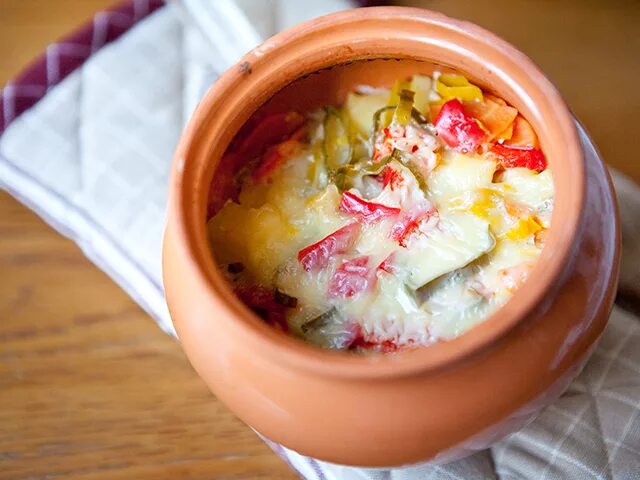 жаркое из индейки с картошкой в духовке (в горшочках). блюда в горшочках. жаркое из индейки в горшочках в духовке. индейка с овощами в горшочке. рецепт индейка с картошкой в горшочках.