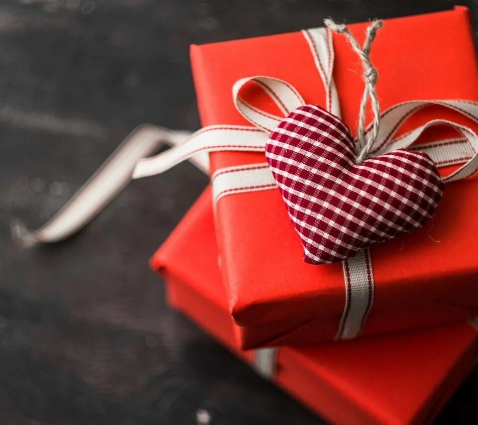 оригинальные подарки на день святого валентина. подарки на день св валентина. упаковка подарка на день святого валентина. романтические подарки на 14 февраля. подарок идея влюбленным.