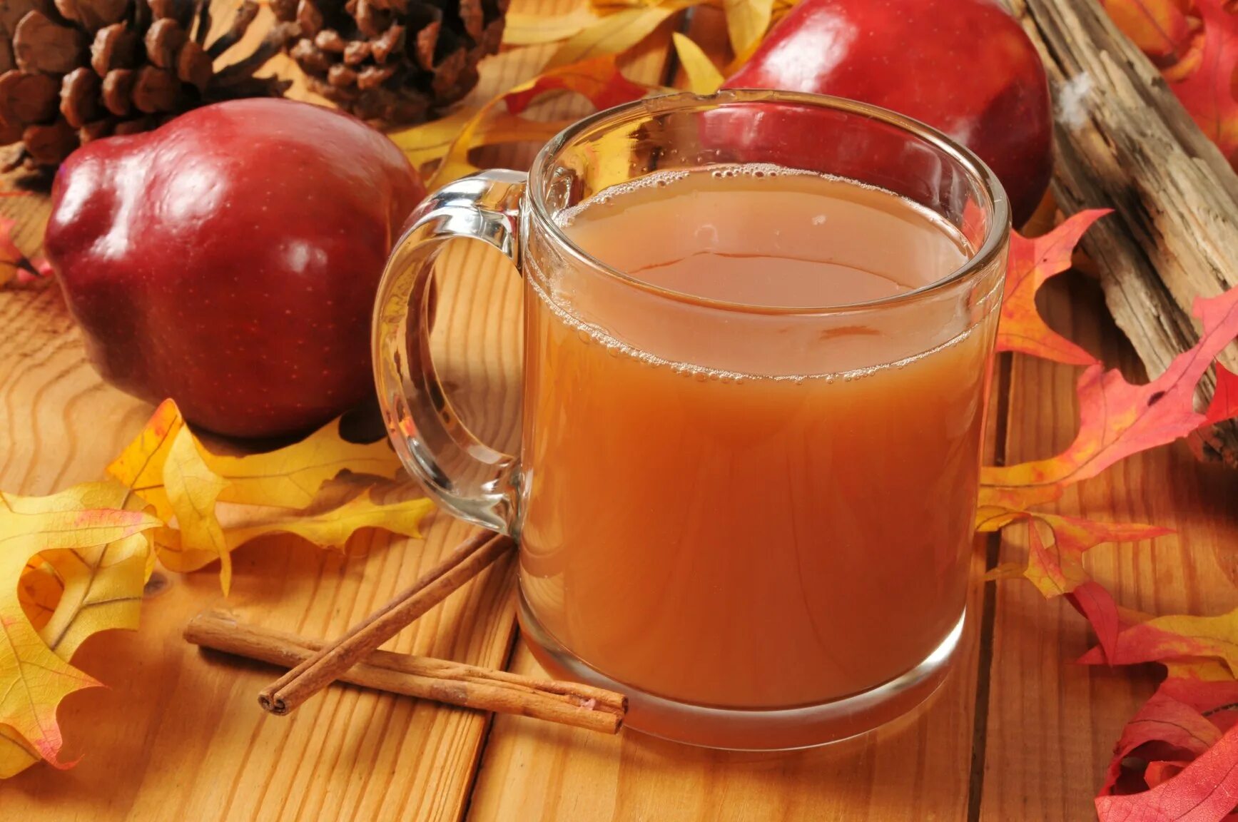 Добавить ароматны. Осенние соки. Горячий яблочный сок. Осенние напитки для детей. Сидр яблочный.