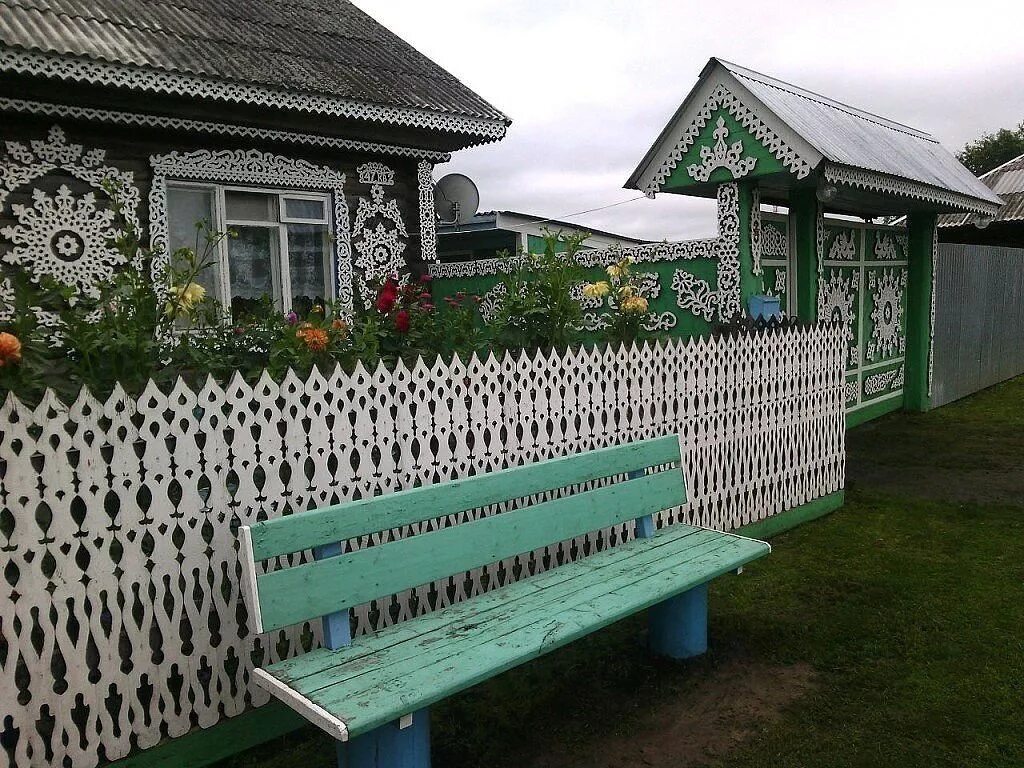 Что такое палисад. Резной палисад и дом в деревне. резной палисад вологда. резной палисад забор. русская деревня палисадники.