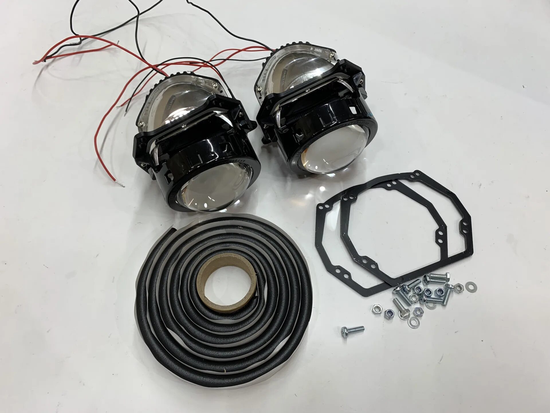 Bi led линзы на Mercedes w220. Bi-led на Мерседес 204. Би линза на Мерседес 140. Би галогенная линза HELLA 3r h7.