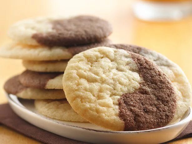 Мраморное печенье с какао тесто разделить на две части. Мраморное шоколадное печенье. Шоколадное печенье с трещинками рецепт. Marble cookies. Marble cookies.