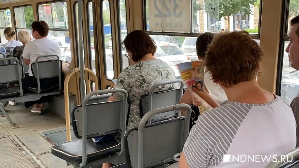 Происходит на общественном транспорте. Фотосессия в автобусе. Жара в автобусе. Жарко в автобусе. Общественный транспорт фото.