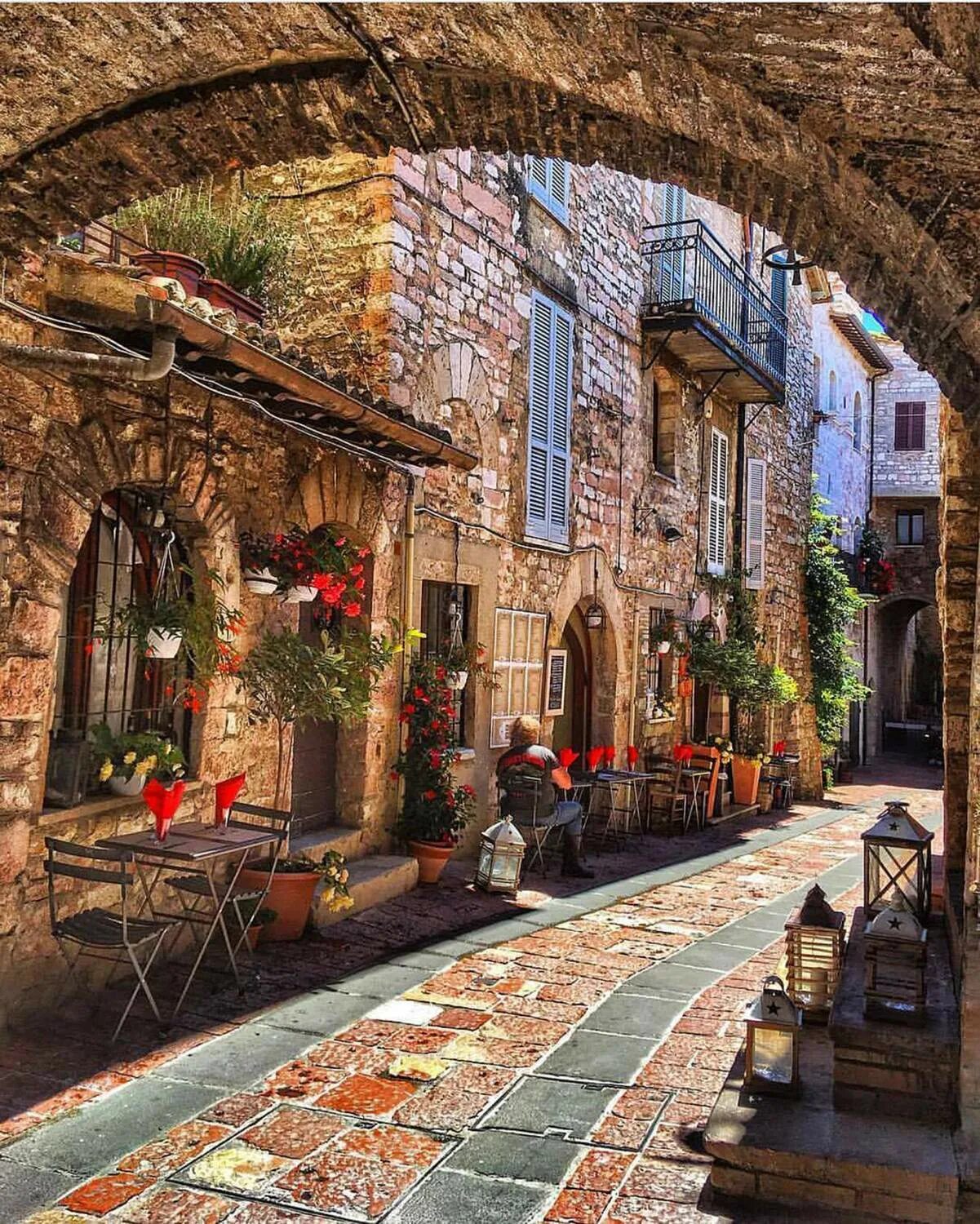 Самые красивые старые города. Спелло Умбрия. Улочки Ассизи, Италия. Спелло Умбрия Италия. Assisi Италия улочки.
