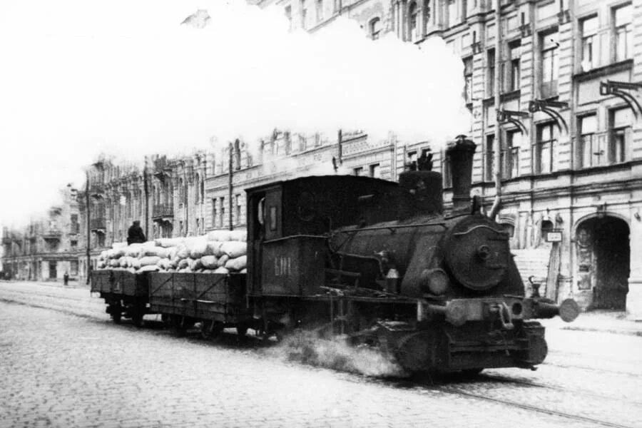 Блокада ленинграда, осаждённый город. Санкт петербург 1942 год. Ленинградский трамвай 1942. Артиллерия блокадного ленинграда. Ленинградская блокада 1941.