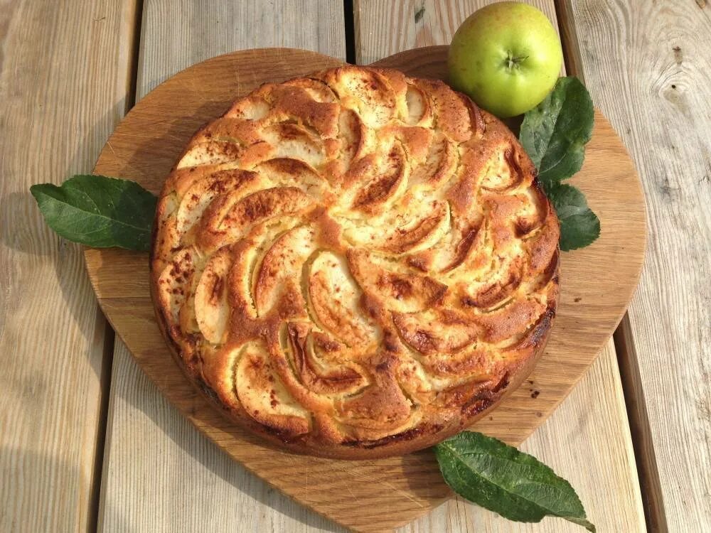 Рецепт простого яблочного пирога на кефире. Apple pie (яблочный пирог). Манник пирог шарлотка. Украшение шарлотки. Шарлотка с яблоками.