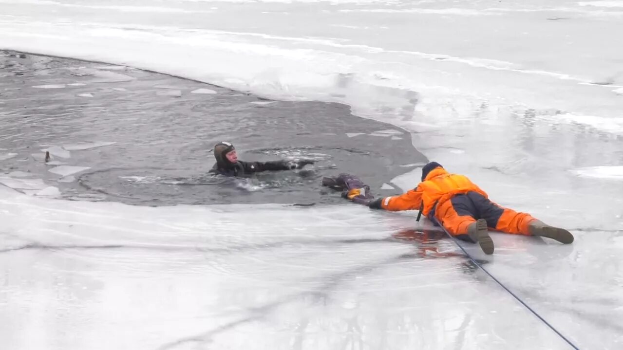 Спасение провалившегося под лед.