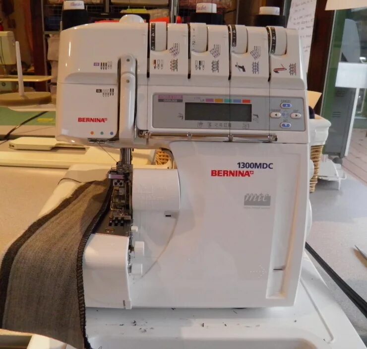 Cerutti bernina. Оверлок Bernina 1300mdc. Коверлок Бернина 1300. Оверлок Бернина 1300 MDC. Bernina плоскошовка 1300mdc.