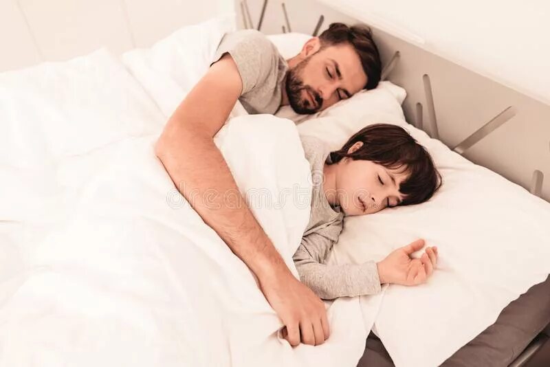 Сын спит с мамой на кровати. Дневной сон подростка. Сын спит в кровати. Сын спит. Спящий мальчик.