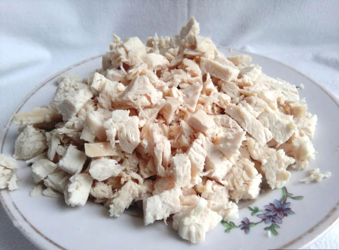 Вареная куриная грудка. Рецепты с отварной куриной. Диетические блюда из курицы. Куриное филе с картошкой в духовке. Рецепты с отварной куриной.