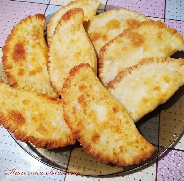 Чебуреки с картошкой и сыром. Чебуреки с картофелем и сыром. чебурек с картофелем. чебуреки с картошкой фото. чебурек с сосиской и сыром.