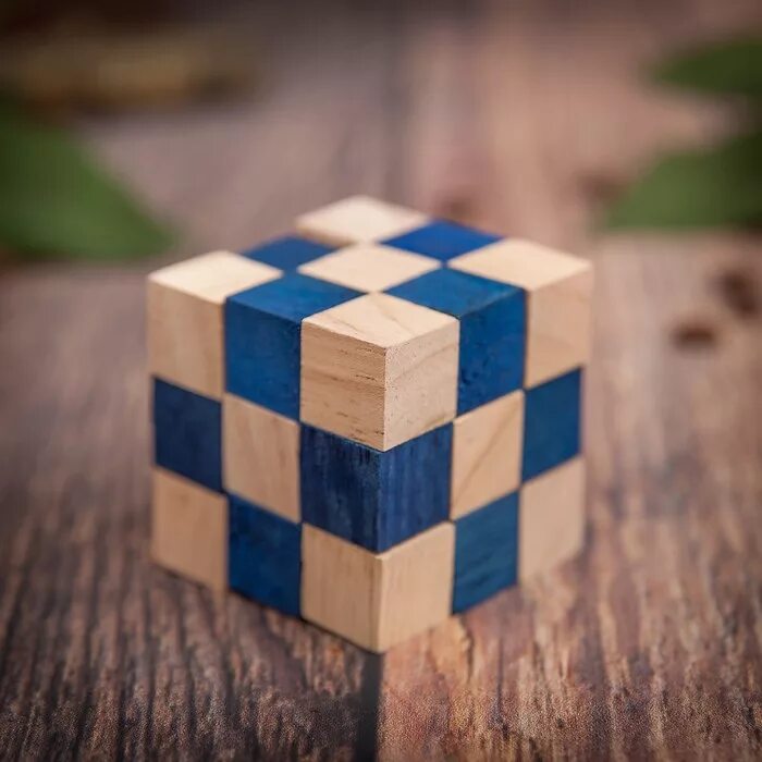 Сколько синих кубиков. Деревянный кубик Рубика. Деревянные кубики. Головоломка из кубиков. Синий деревянный кубик.