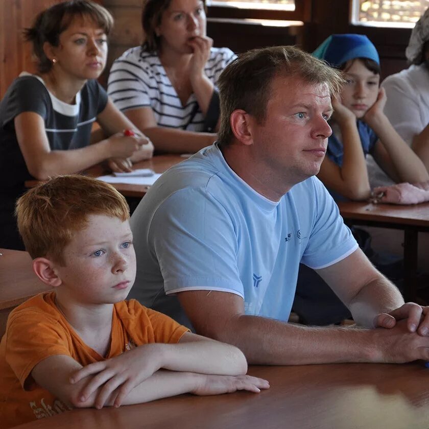 Отец также учился. Родители в школе. Родители и дети в школе. Школьник с родителями. Ученик с родителями.