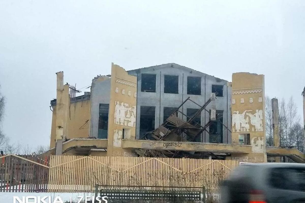 Снесли полтинник в воронеже. Арена сокольники стройка. Сокольники стройка у метро. Ростовская область г донецк правда что дворец культуры сносят фото. Снос дворца.