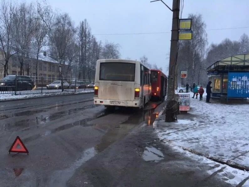 Маршрутное дтп. Авария в Ярославле сегодня за Волгой. Заволжск Ярославль автобус. Аварии с автобусом Анагсрк. Авария с участием маршрутки в лесных Полянах Ярославль фотографии.