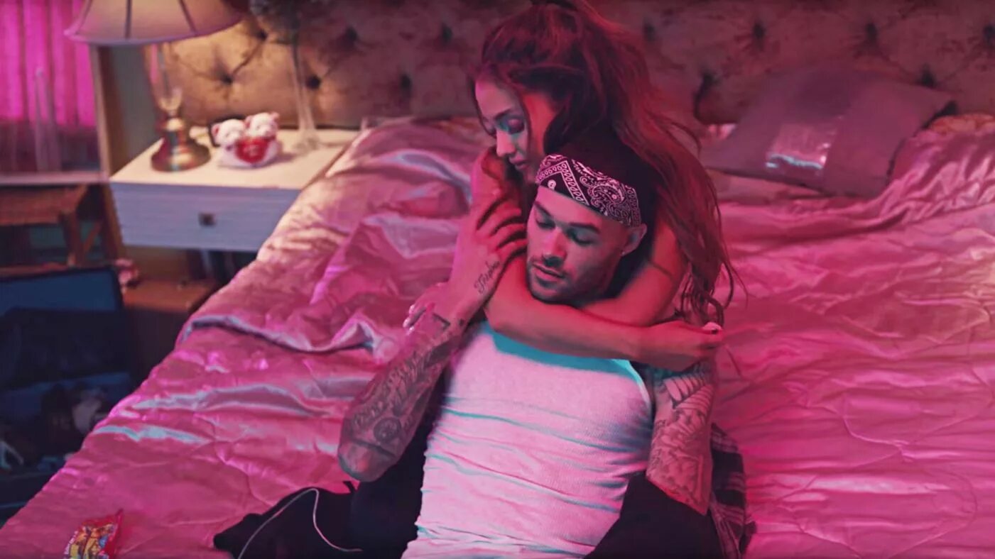 Ariana grande into you обложка. Ариана гранде кадры из клипов. You think he s into you. Мужчины с клипа арианы гранде. Into you.