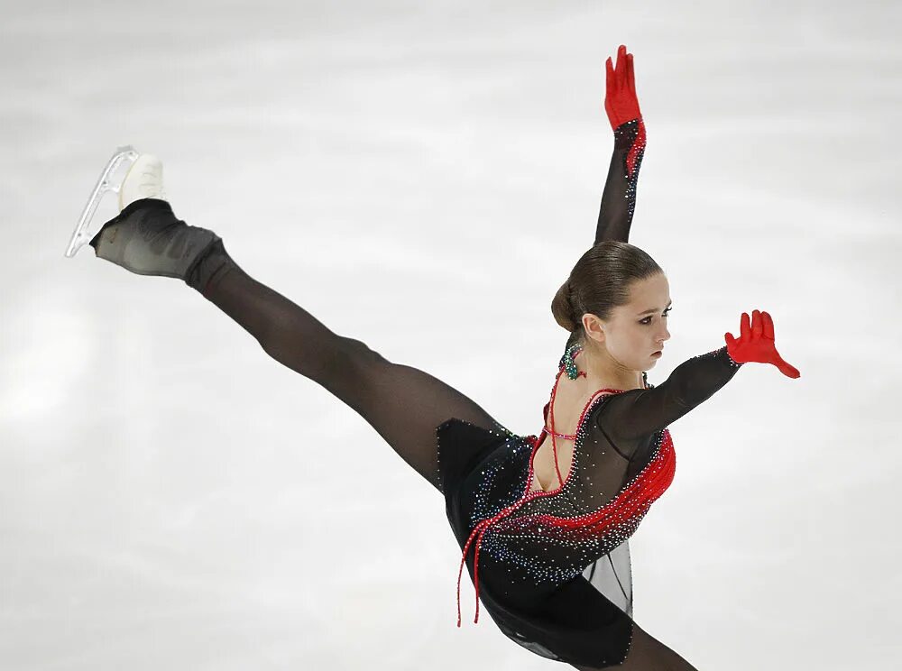 Камила валиева чемпионат европы 2022. Чемпионат европы по фигурному катанию трусова валиева щербакова. Валиева европа. Камила валиева фигурное катание 2022. Камила валиева фигуристка.