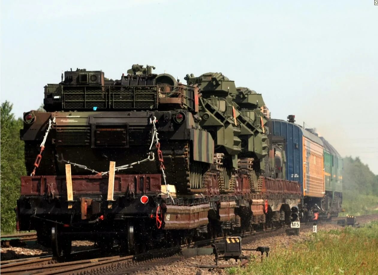 Военный поезд. Поезд с военной техникой. Вагоны для перевозки военной техники. Перевозка военной техники ЖД.