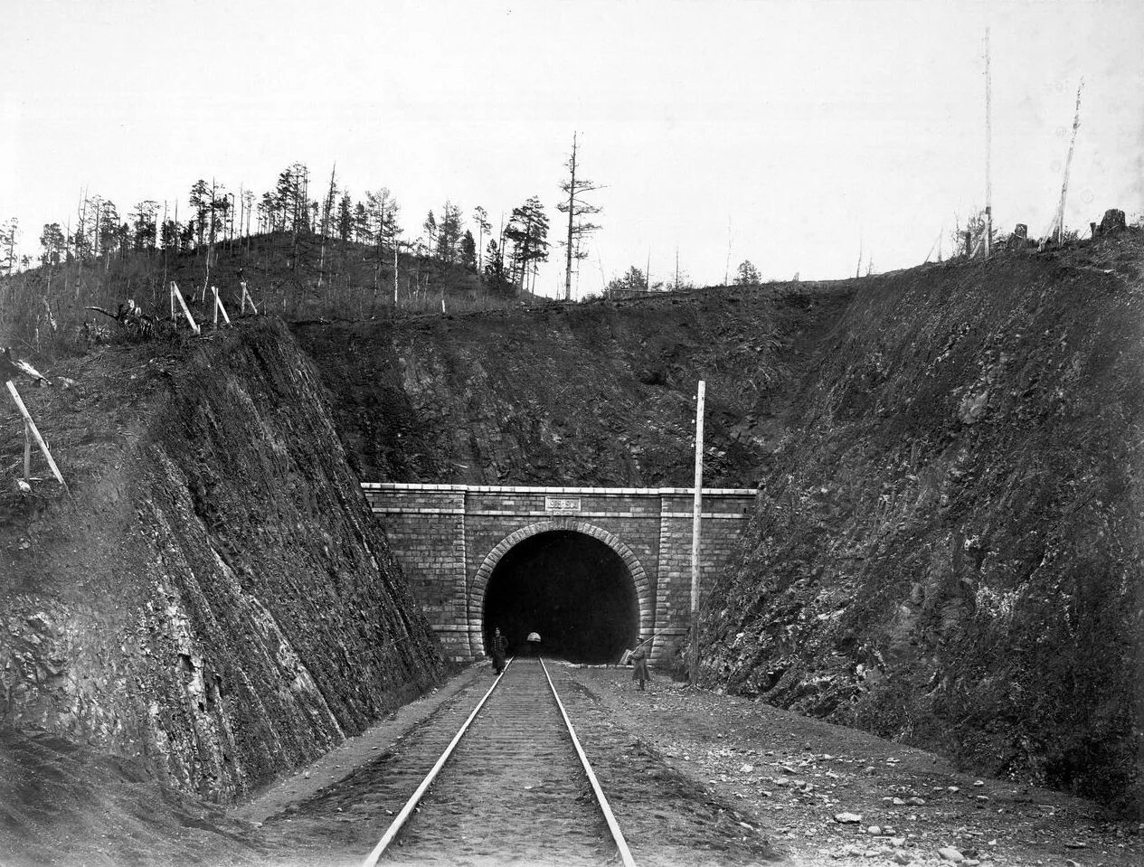 Старые дороги часть. Кругобайкальская железная дорога тоннели. Тоннель Половинный Кругобайкальская железная дорога. Старой Кругобайкальской железной дороги. Железнодорожный тоннель Транссиб.