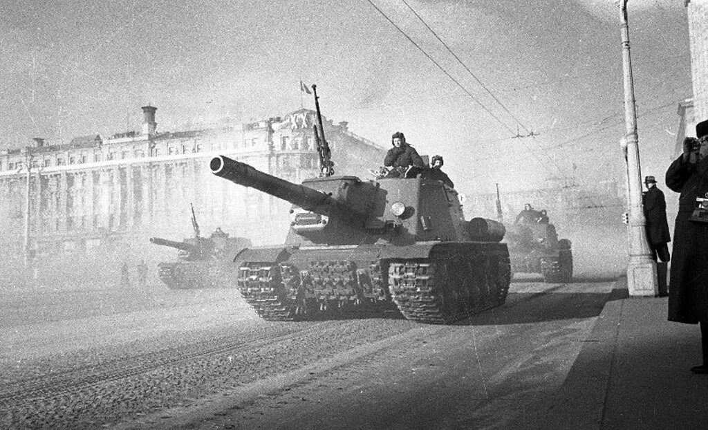 Ису 152 1945. ИСУ-152 В Берлине. ИС-3 В Берлине. ISU-152 Берлин 1945. ИС 3 на параде в Берлине 1945.