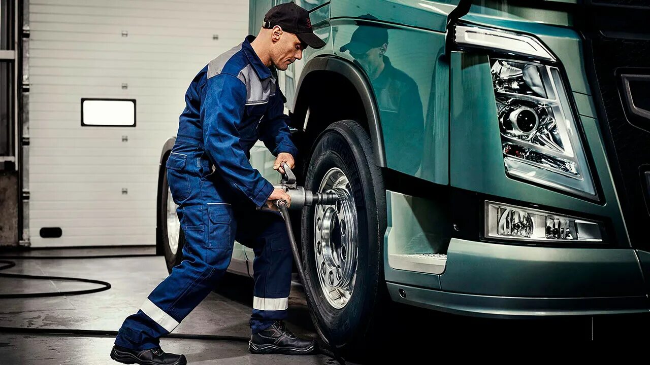 Механик грузовики. Volvo Truck service. Автослесарь. Грузовой автомеханик. Слесарь-механик грузовых автомобилей.