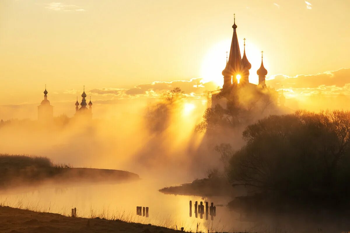 Киево-печерская лавра купола. Душа купола. Храм воскресения христова в россии весной. Золотые маковки церквей над рекою. Христианство церковь.