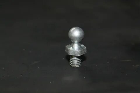 Болт капота