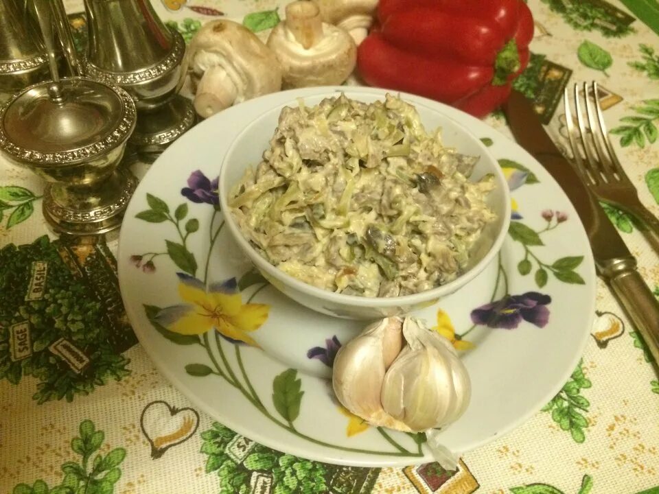 Салат богатырь. Салат богатырь Марийская кухня. Салат три богатыря. Салат богатырь с курицей и грибами.