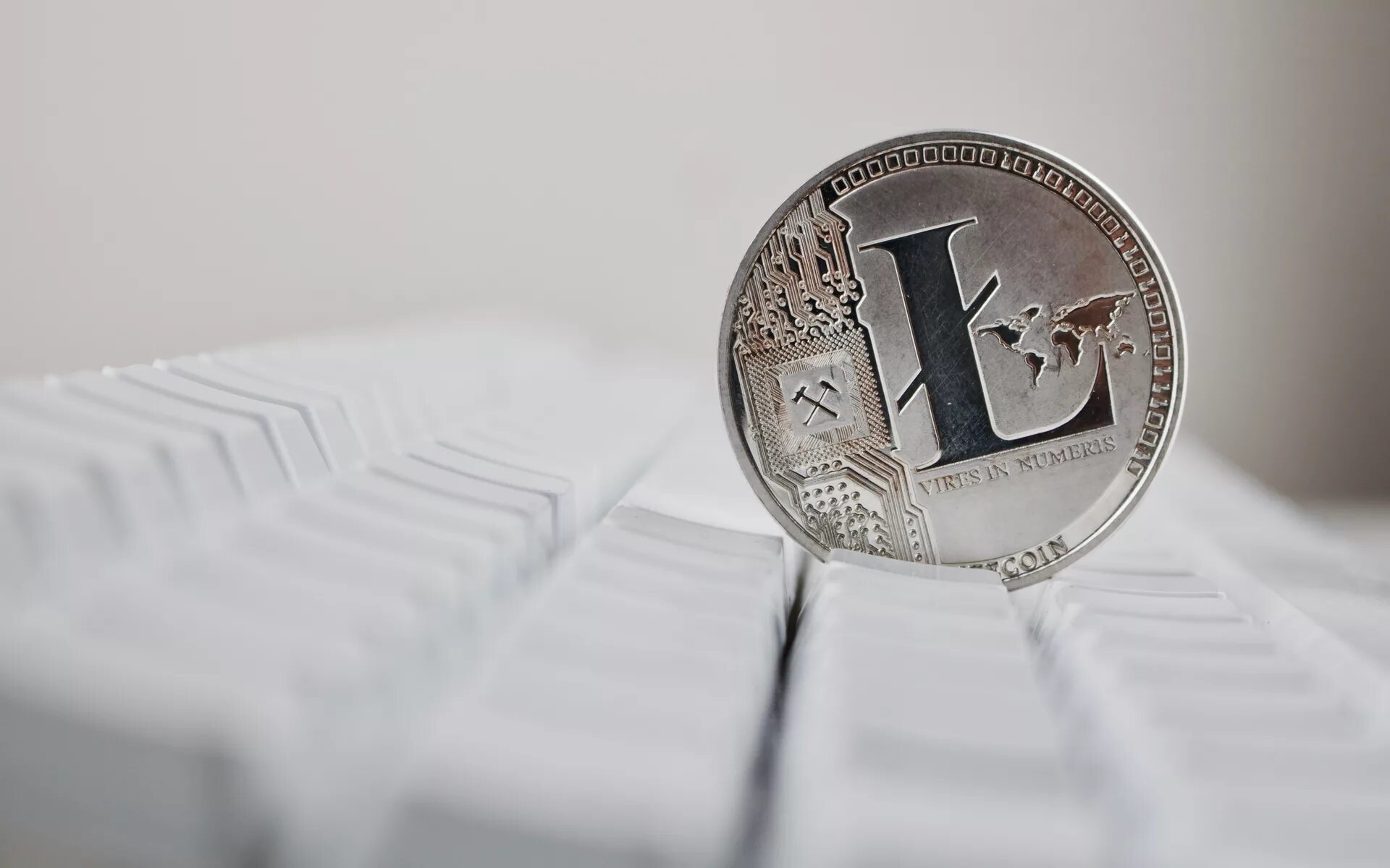 Лайткоин цена в рублях. Litecoin (LTC). Альткоин Litecoin. Лайткоин фото. Биткоин и лайткоин.