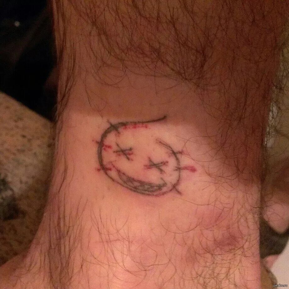 Тату мастер рисунок. Тату начинающий видео. Тату мастер. Процесс нанесения татуировки. Начинающие тату мастера.