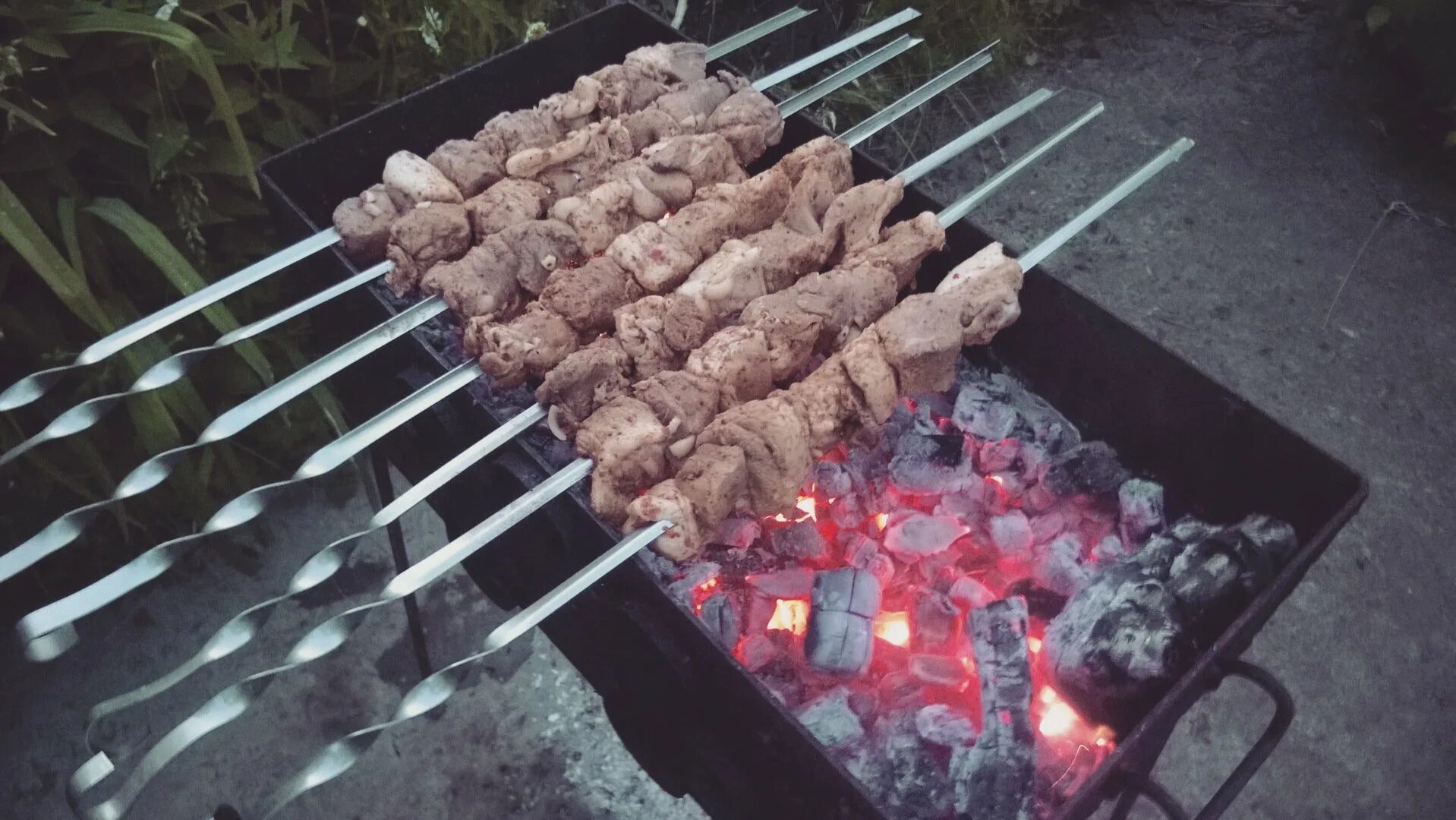 Шашлык зимой на даче. Зимний шашлык. зимний шашлык на даче. шашлык зимой в лесу.