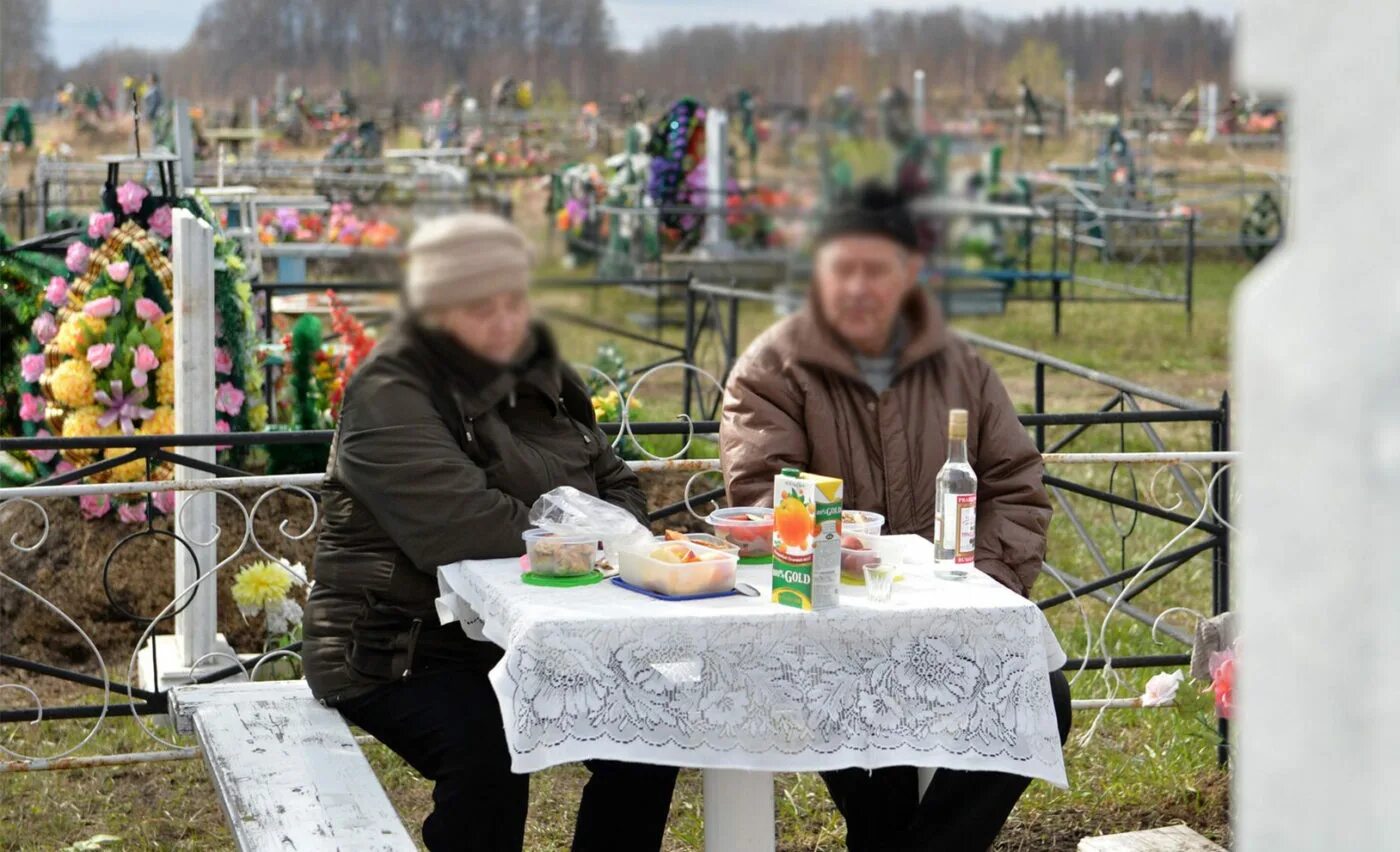Пасха кладбище. Радоница поминовение усопших 2025. поминки на кладбище. пасха на кладбище. застолье на кладбище.
