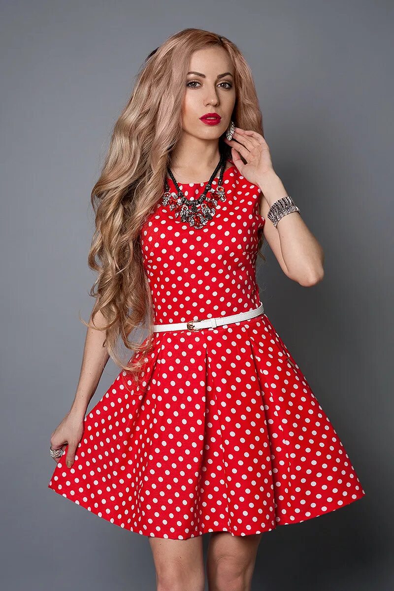 платье красное в горох. сарафан красный в белый горох. красное платье в белый горошек. короткое платье в горох. платье красное в горох.