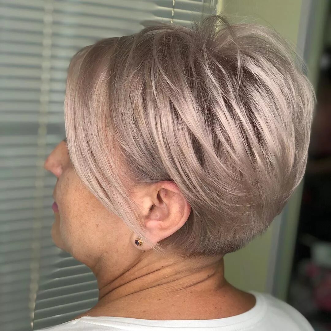 стрижки для круглого лица. стрижка боб 2021 на короткие волосы с челкой для женщин после 50. градуированное каре для круглого лица. боб на круглое лицо после 50. филированный боб с челкой для круглого лица.