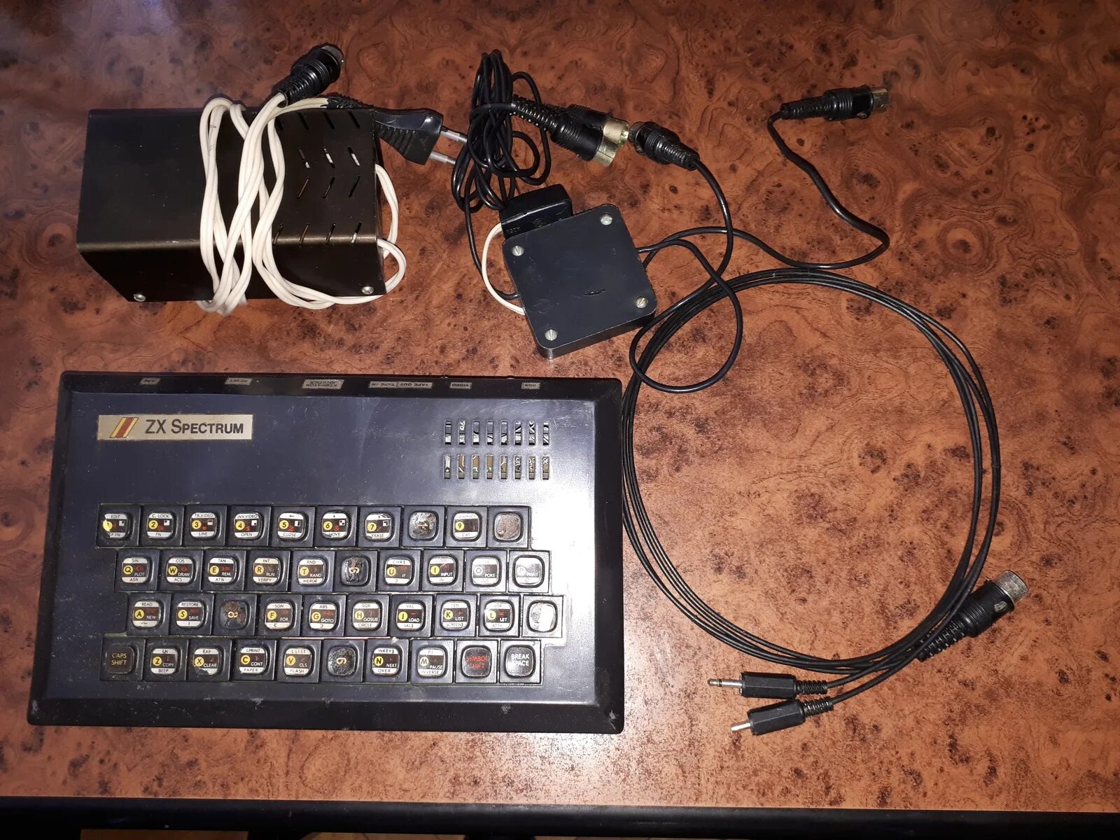 Компьютер Спектрум ZX. Приставка ZX Spectrum. Спектрум приставка на аудиокассетах. Приставка Спектрум ZX. Спектрум 10